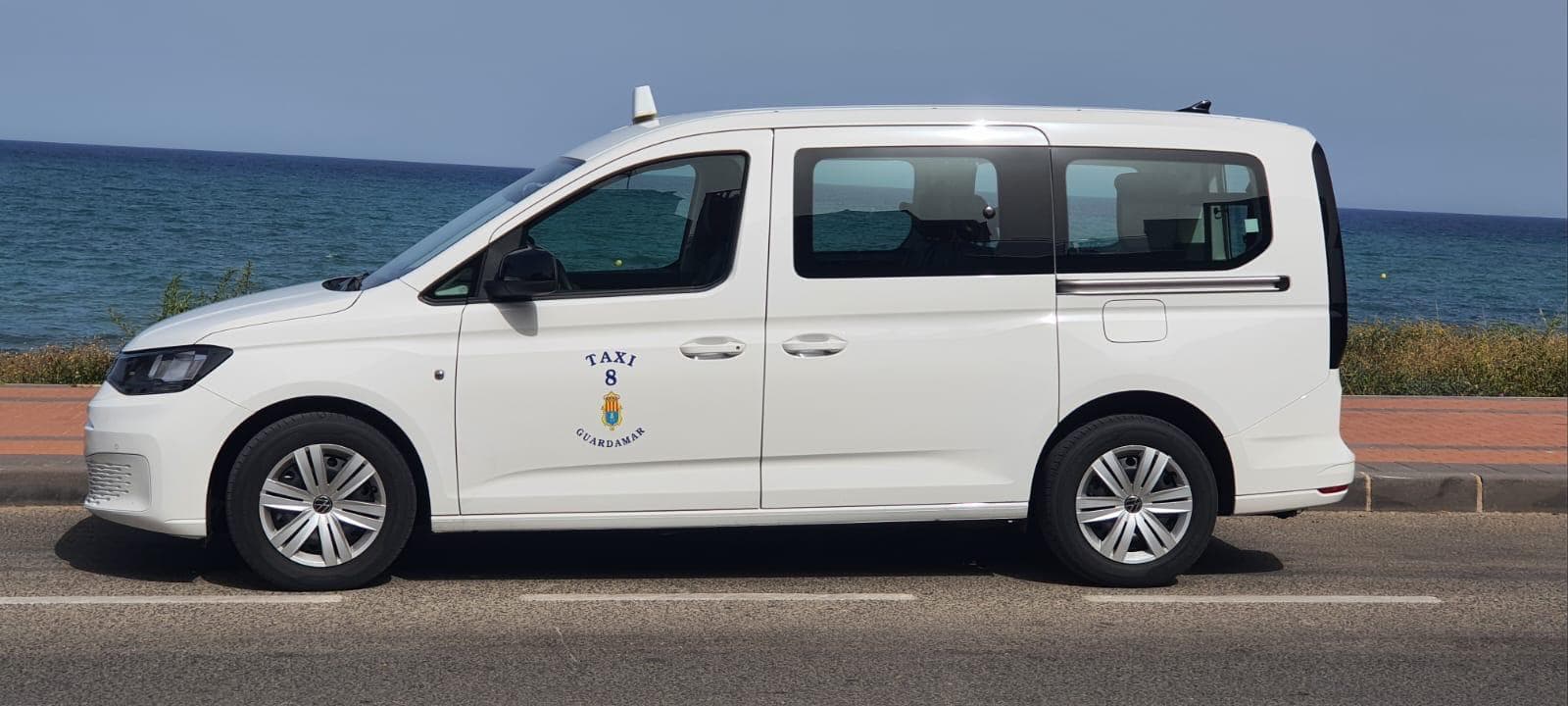 Taxi 8 Guardamar — Volkswagen Caddy Maxi junto al paseo marítimo