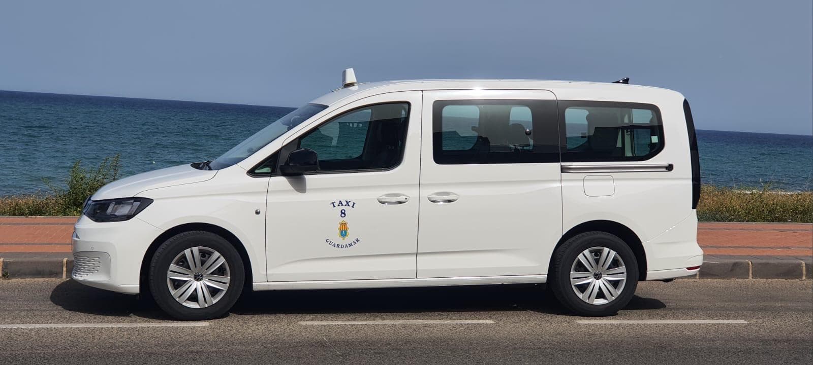 Taxi 8 Guardamar — Volkswagen Caddy Maxi con el mar de fondo